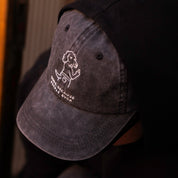 Sort denimkasket – logo "Dogs. Because People Suck" 