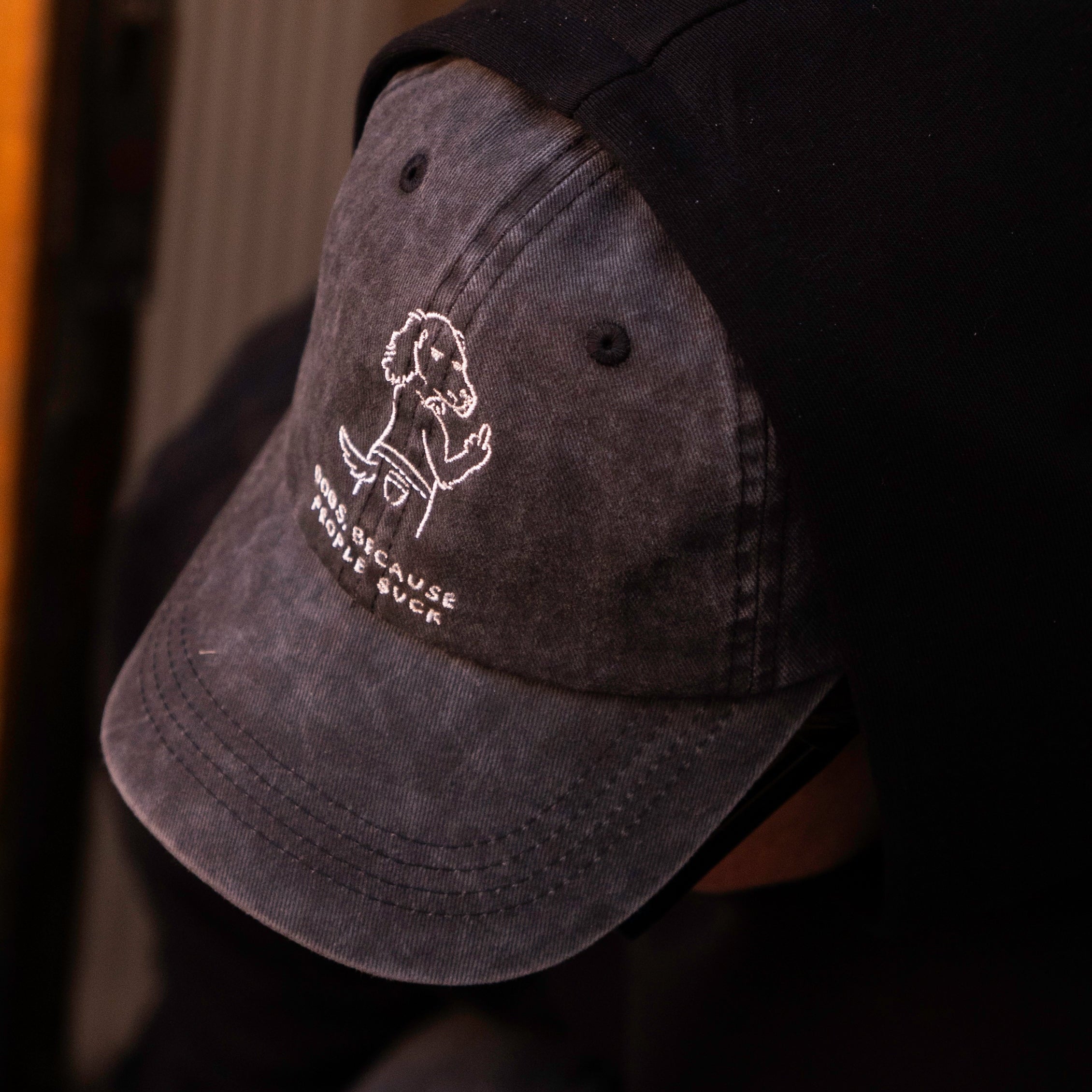 Sort denimkasket – logo "Dogs. Because People Suck" 
