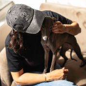 Sort denimkasket – logo "Dogs. Because People Suck" 