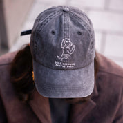 Sort denimkasket – logo "Dogs. Because People Suck" 