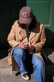 Brun denimkasket - Logo "Cats & Wine Make Everything Fine" 