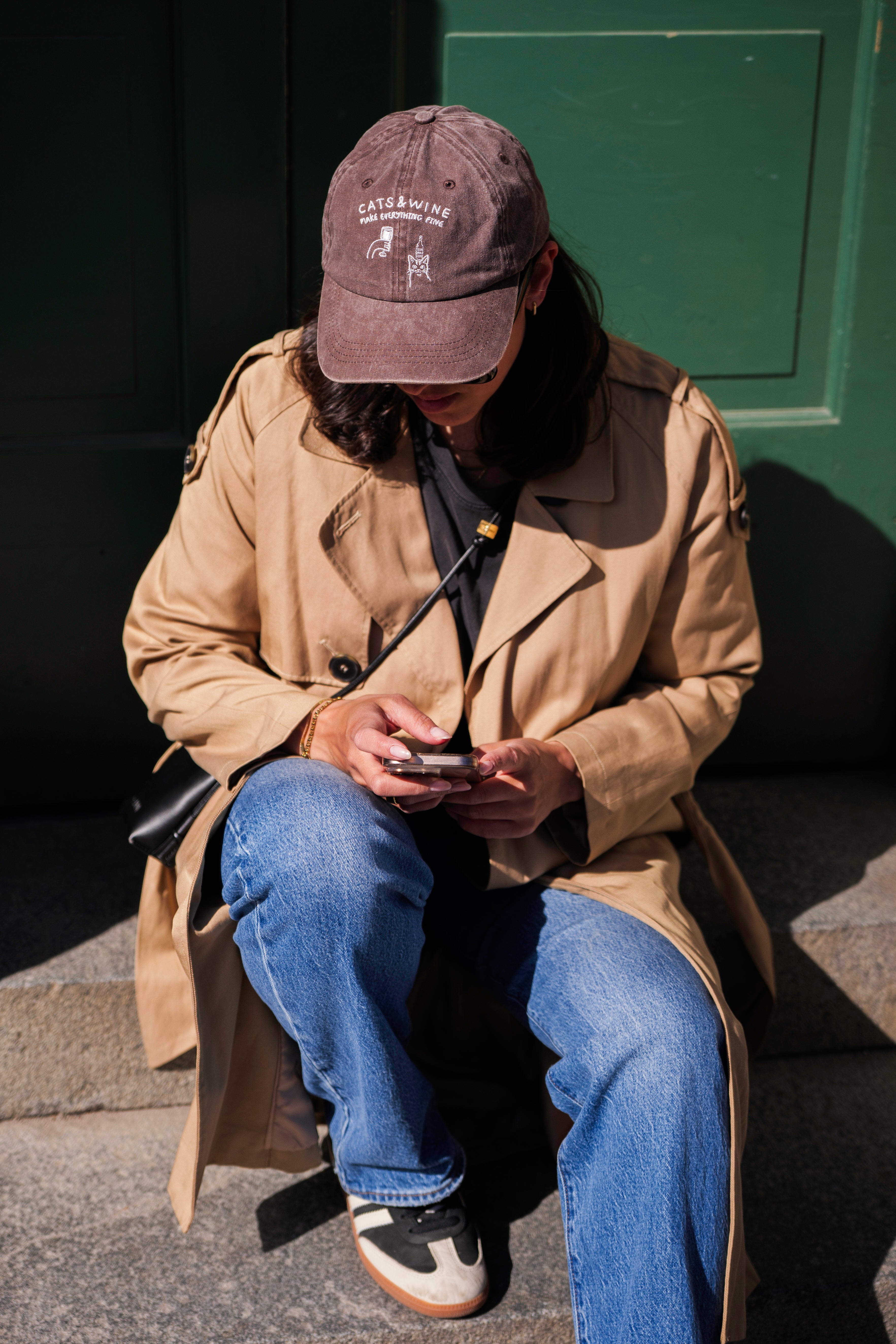 Brun denimkasket - Logo "Cats & Wine Make Everything Fine" 