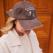 Brun Denim Kasket - Logo "Dogs & Wine Make Everything Fine" 