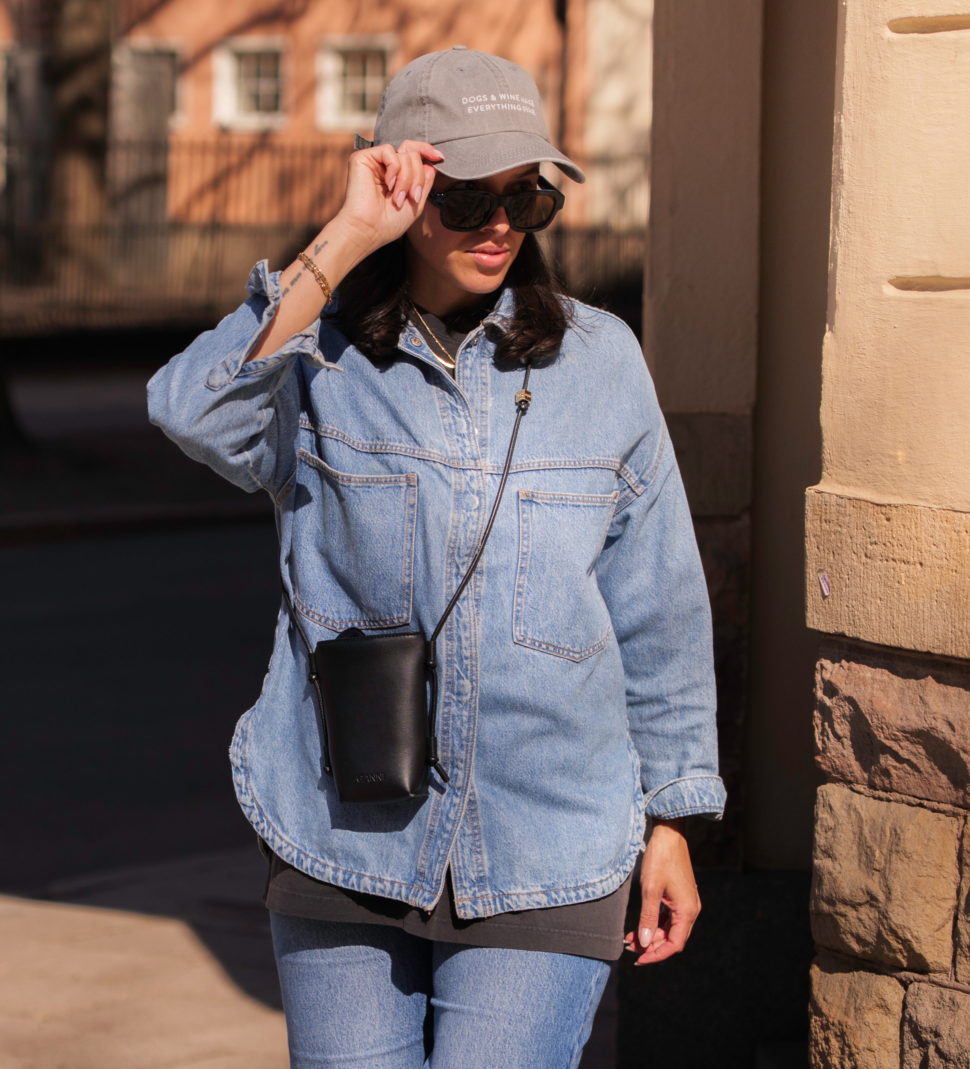 Grå denimkasket - Dogs & Wine Make Everything Fine 